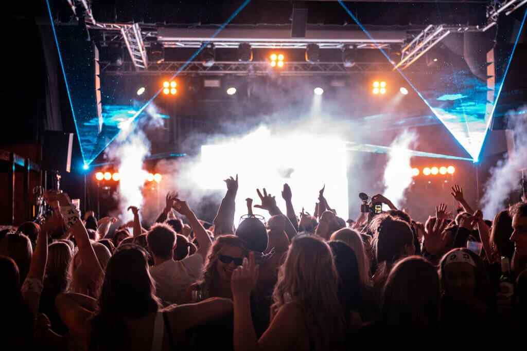 Majoitus mökissä pe-su ja Himos Areenan keikkaliput bilepakettina edullisesti.