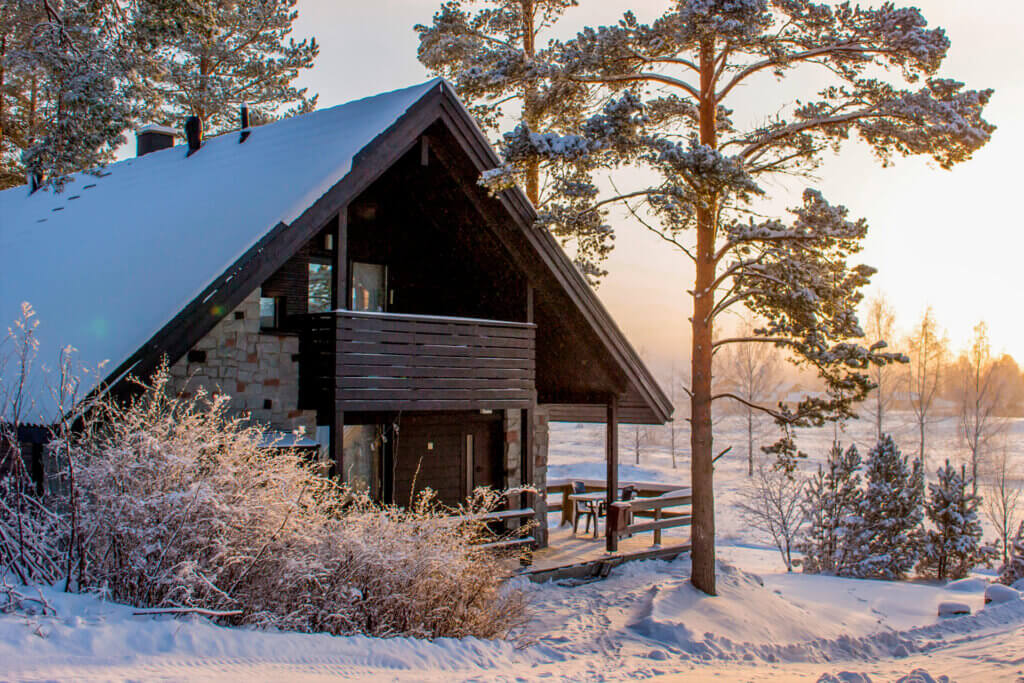 Alppihimos mökki talvisissa maisemissa.