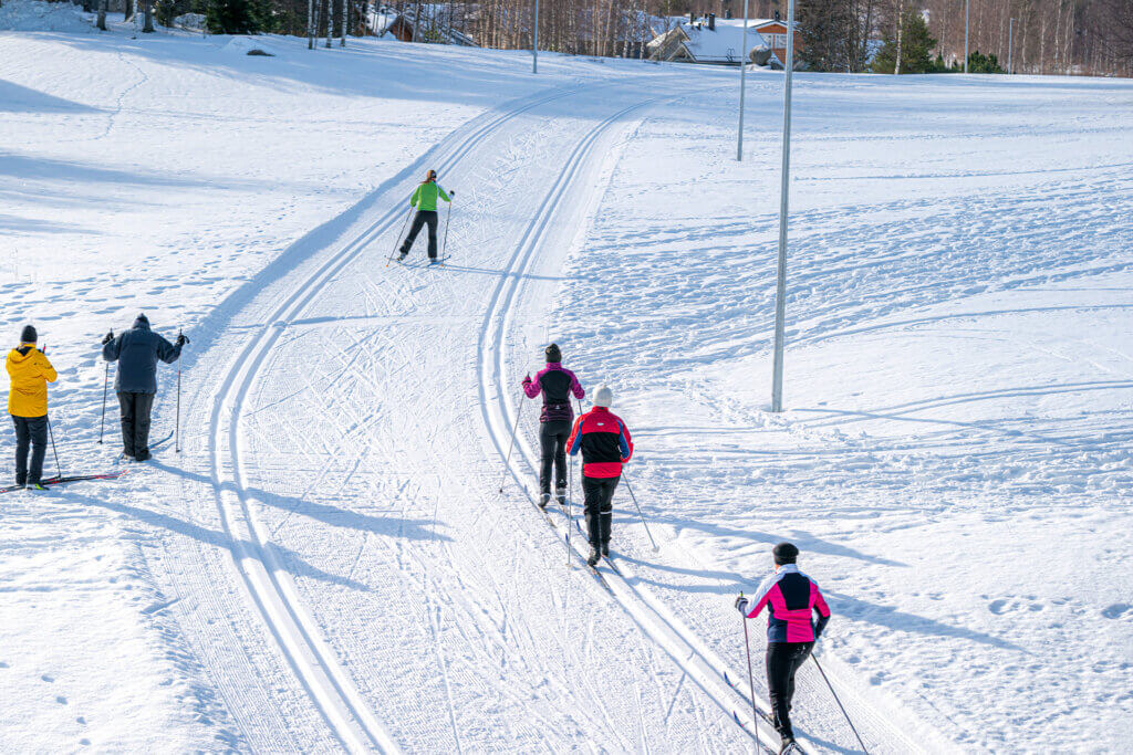Hiihtäjiä Himoksen hiihtoladuilla.
