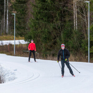 Hiihtäjiä Himoksen ensilumenladulla.