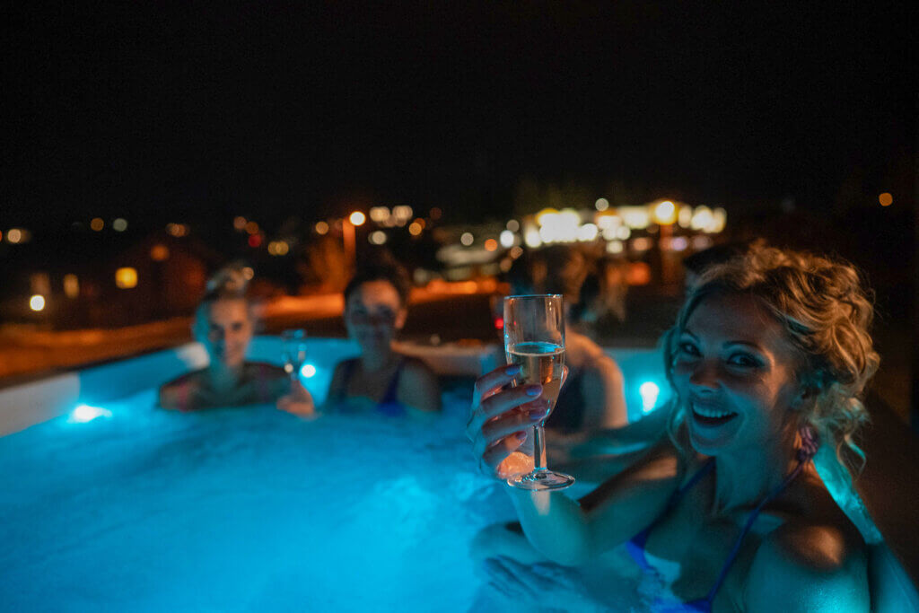 Naisporukka nauttimassa ulkoporealtaassa.