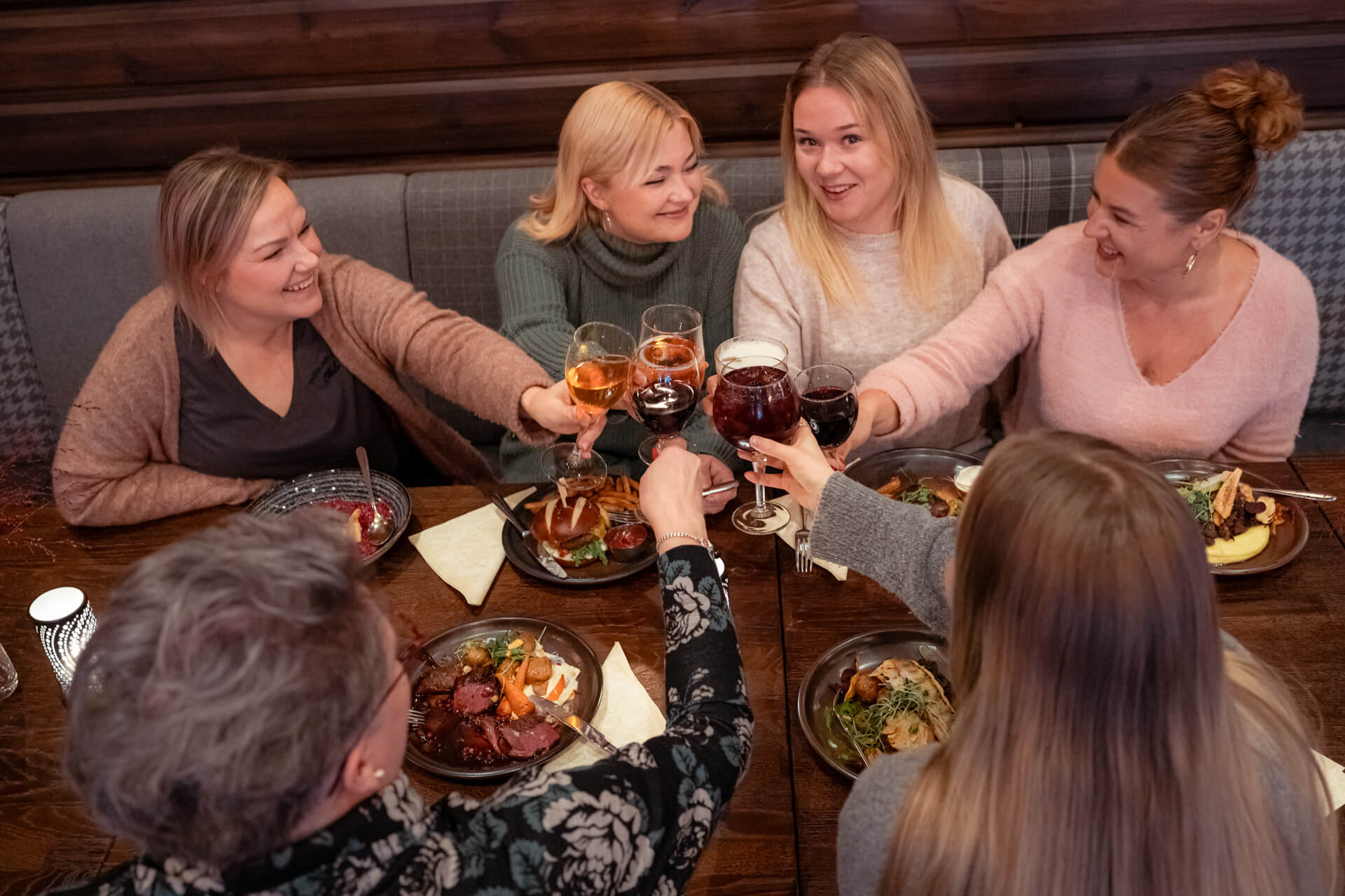 Tupa kitchen & bar, porukka kilistelemässä.