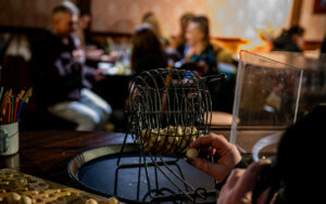 Bingopallot pyörivät koneessa ja ihmisiä istuu koneen takana.