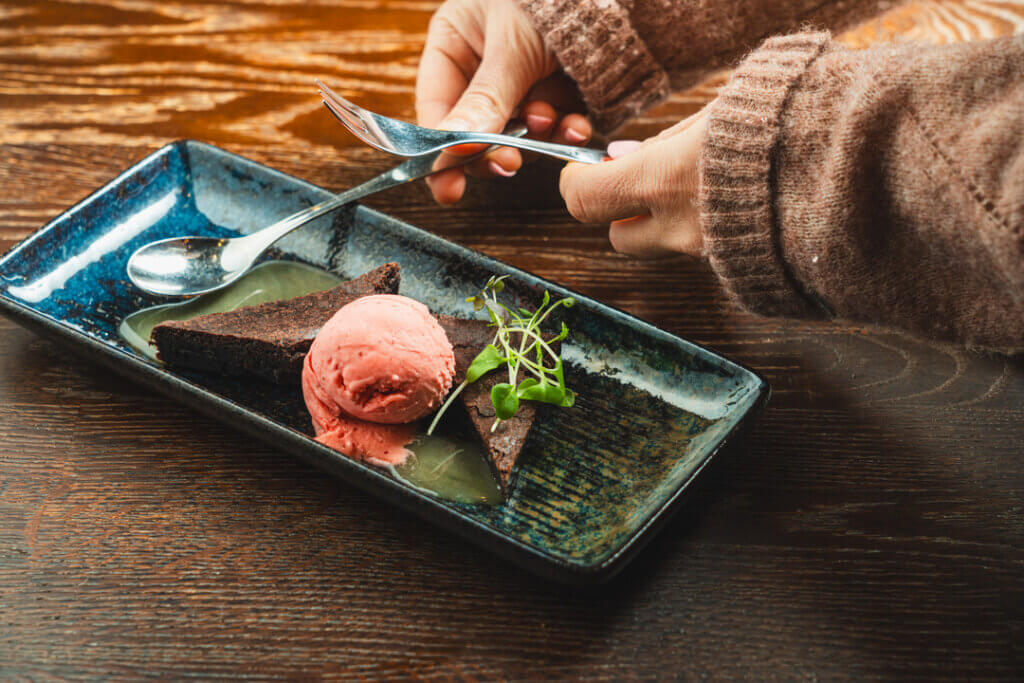 Tupa-ravintolan jälkiruoka suklaakakko ja vadelmasorbetti.