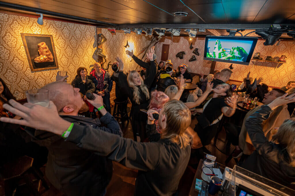 Ihmisiä laulamassa karaokea Himoksen Mono pubissa.