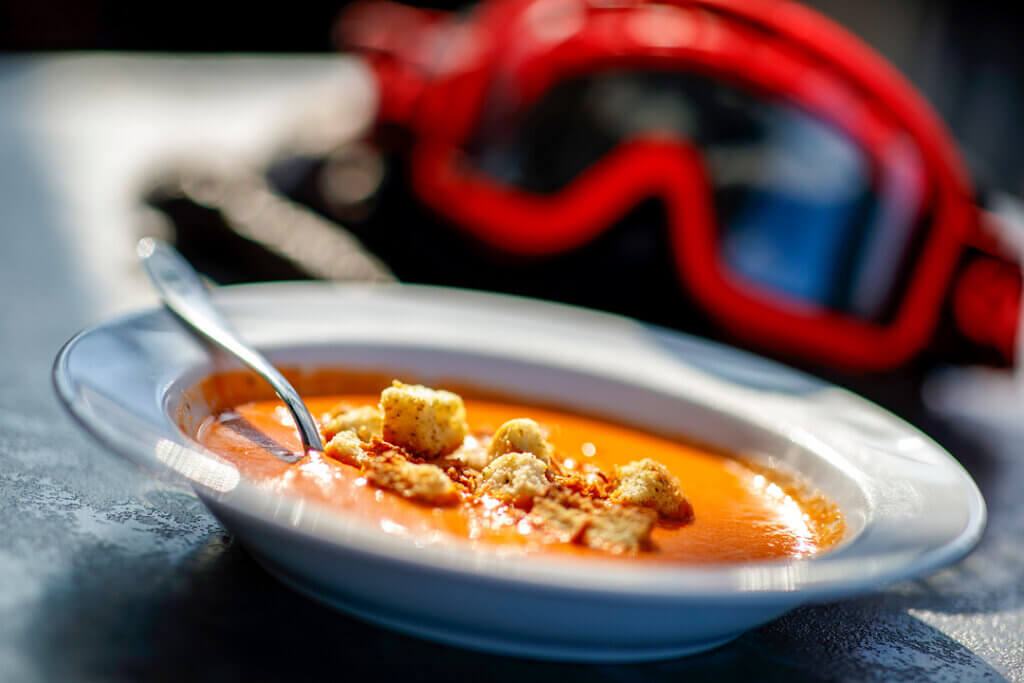 keittolautanen, jonka vieressä on laskettelulasit.