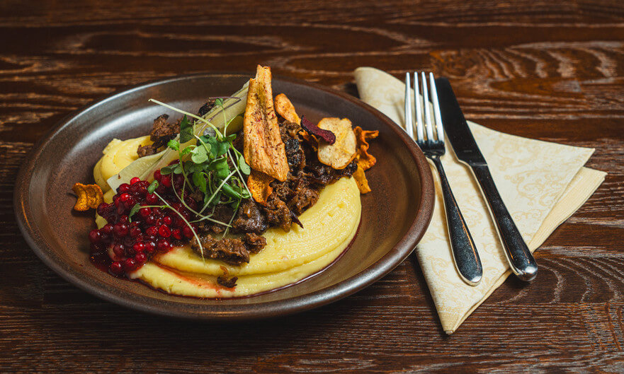 Himoksen Tupa-ravintolan käristys lautasella.