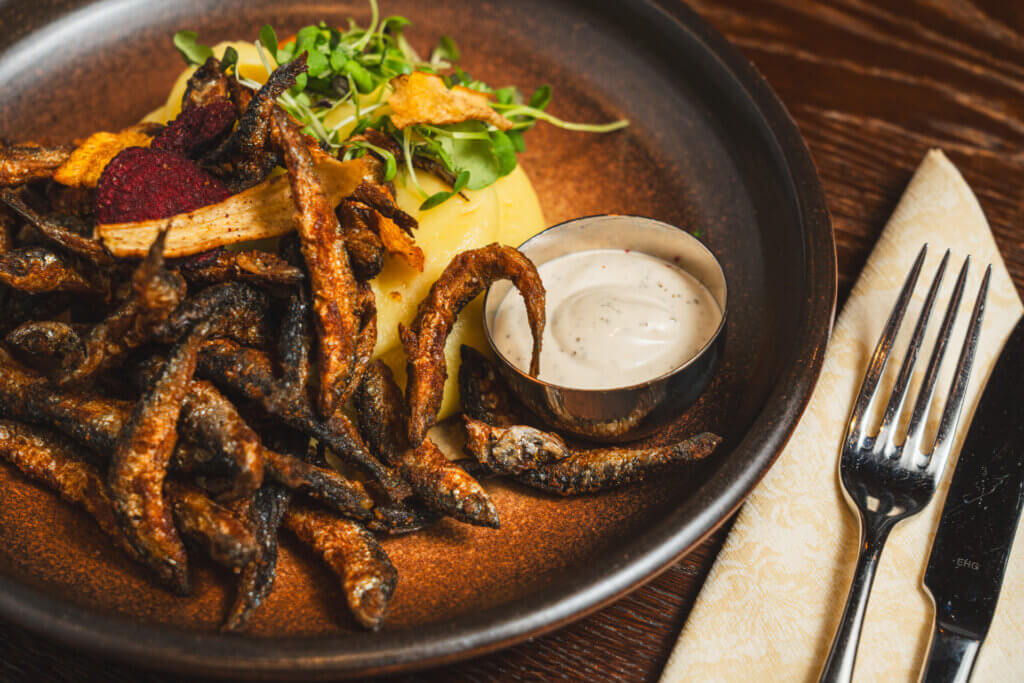 Tupa-ravintolan muikkuja lautasella.