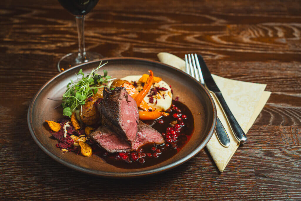 Tupa-ravintolan poron paahtopaisti -annos.