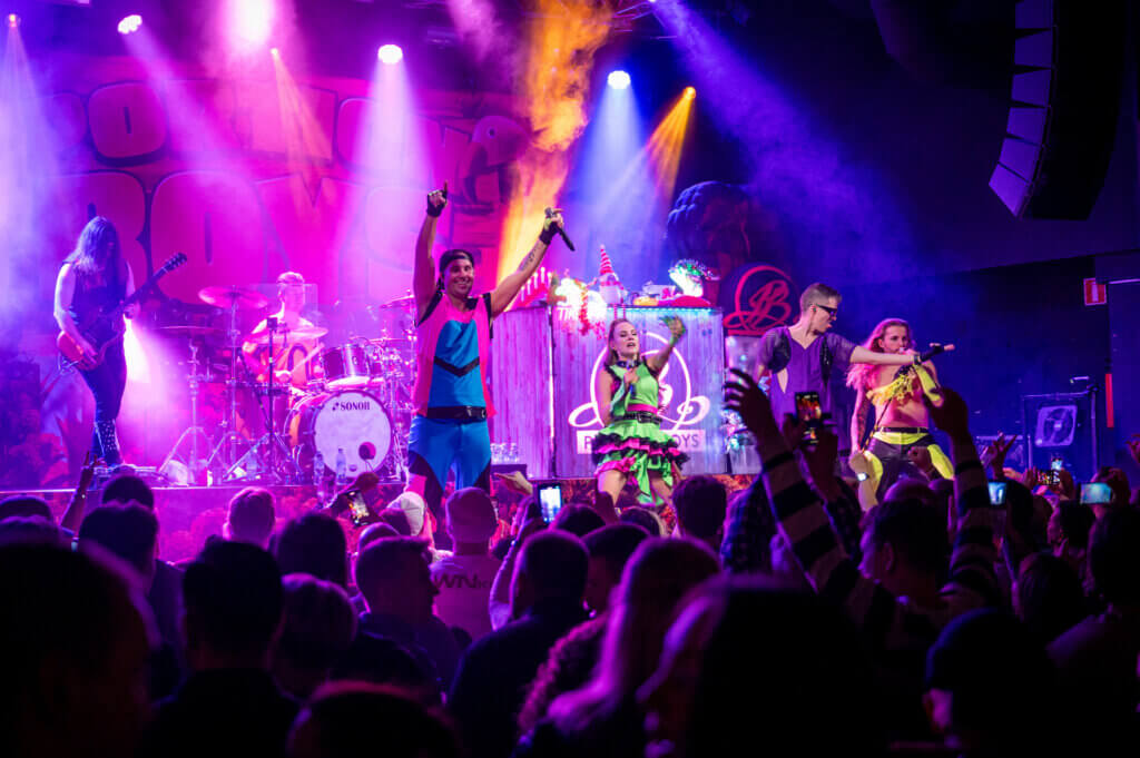 Portion Boys -yhtye esiintymässä Himos Areenalla.