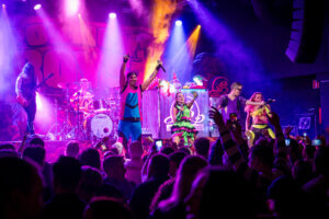 Portion Boys -yhtye esiintymässä Himos Areenalla.