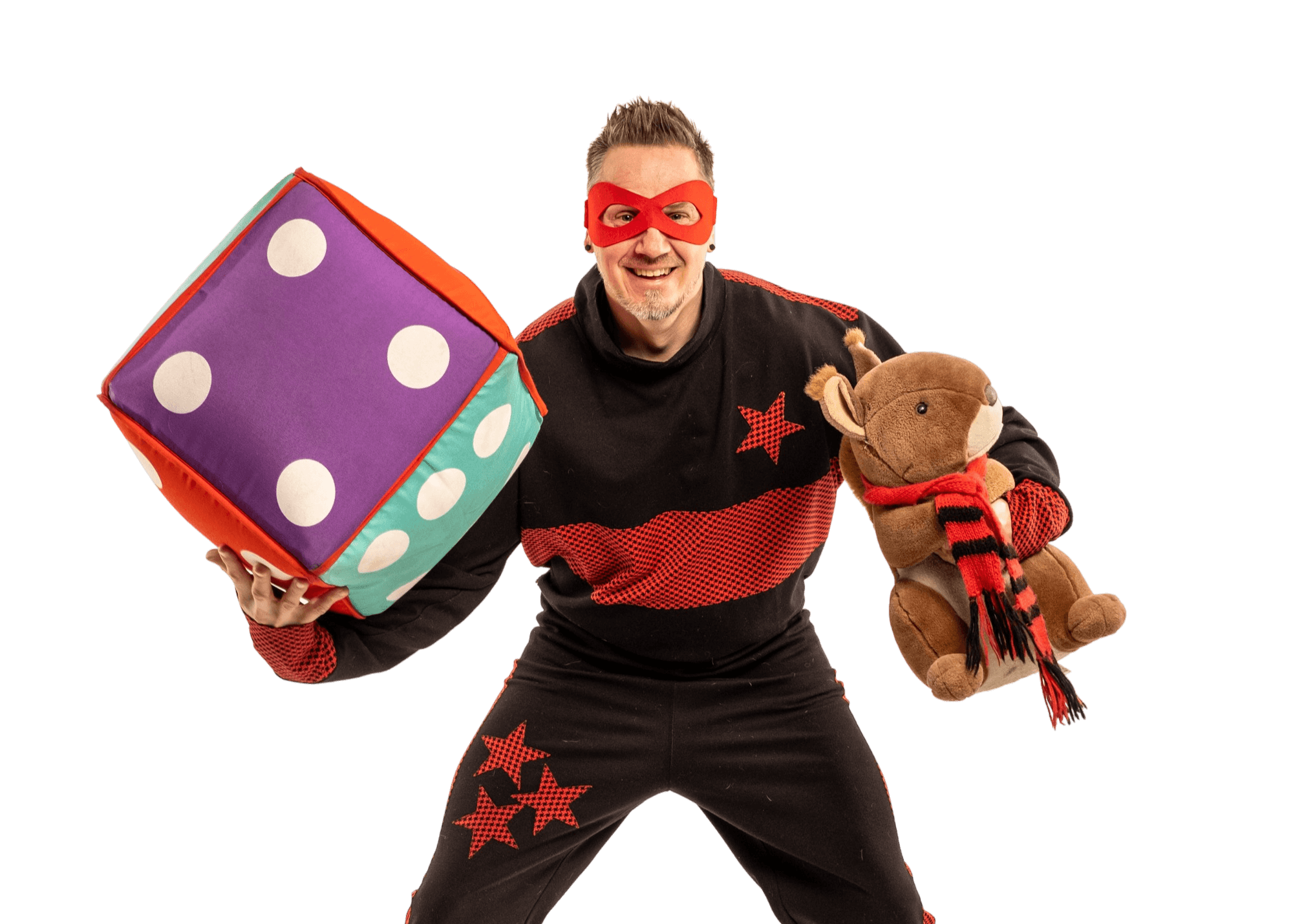 SuperSam-hahmo, käsissä iso pehmonoppa ja pehmolelu.