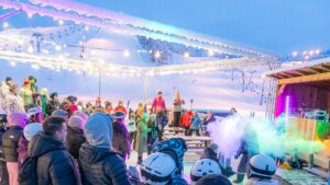 Kuvassa paljon ihmisiä juhlimassa talvella afterskitä Himoksella.