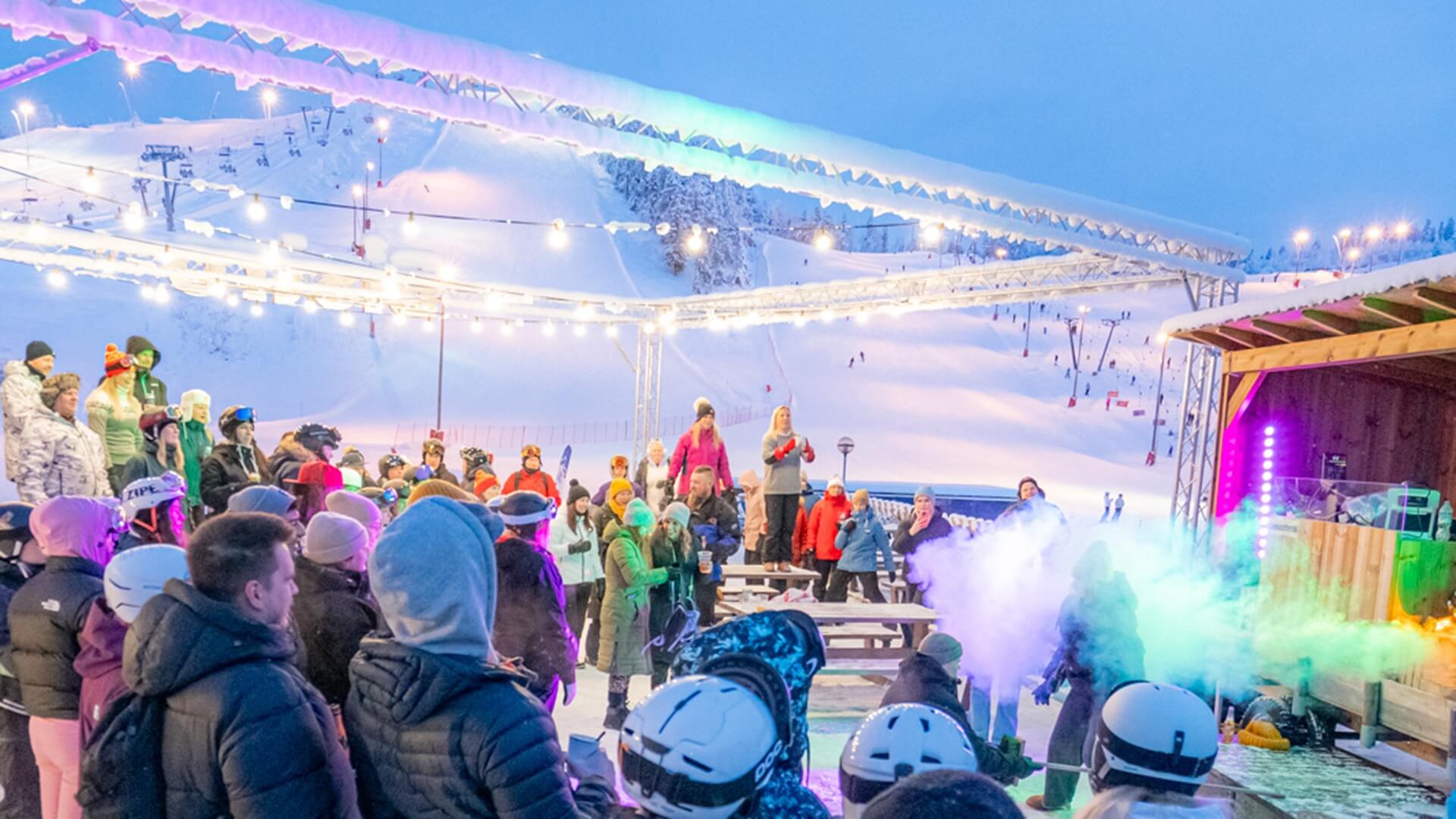 Kuvassa paljon ihmisiä juhlimassa talvella afterskitä Himoksella.