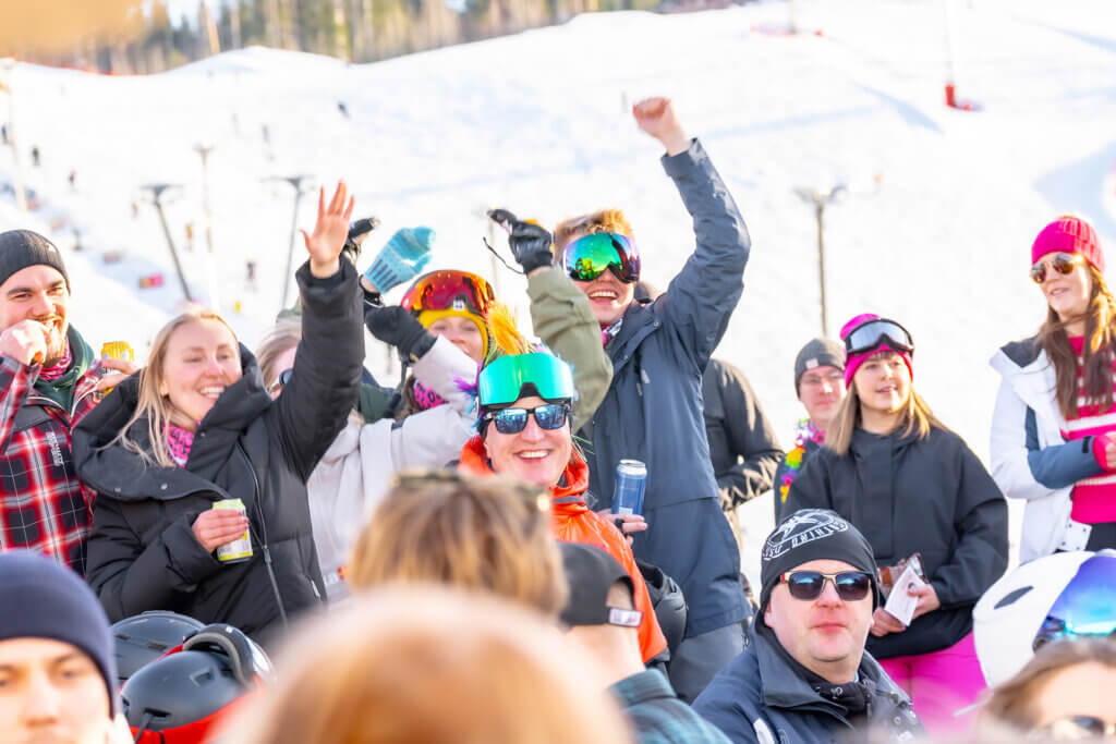 Himos Afterski juhlitaan aivan rinteiden juurella Bistron edessä.
