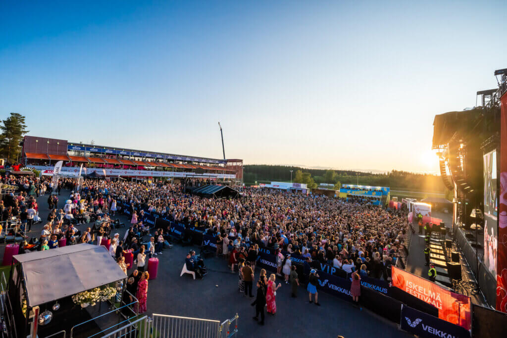 Himoksen Iskelmä Festivaalin yleisömassaa, esiintymislava oikealla.