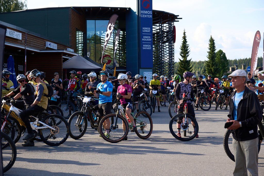 Kymmeniä maastopyöräilijöitä Himos Centerin edustalla.