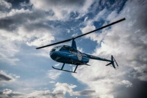 helikopteri lentää taivaalla.