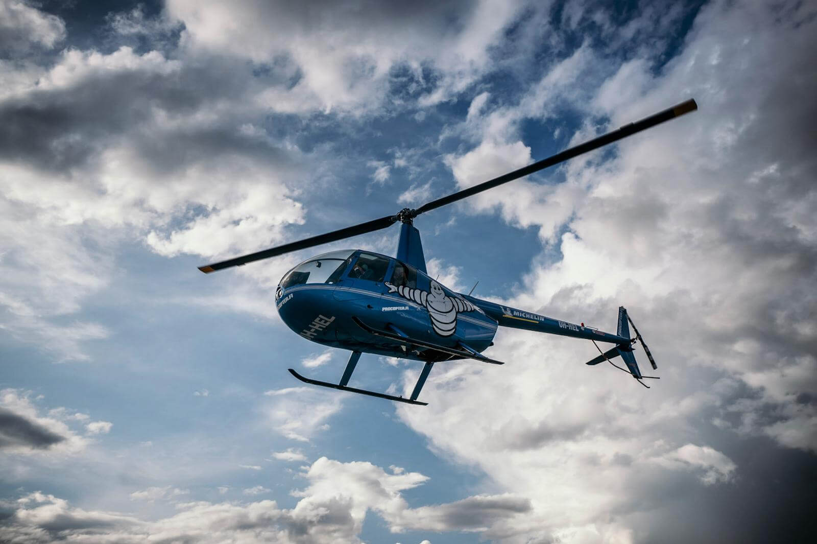 helikopteri lentää taivaalla.