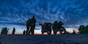 Moottoripyöräilijöitä iltavalaistuksessa Himoksella.