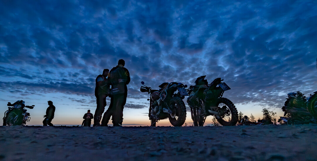 Moottoripyöräilijöitä iltavalaistuksessa Himoksella.