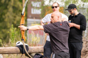 Mies porukka jousiammunnassa Himos Safareiden joukkuekisassa.