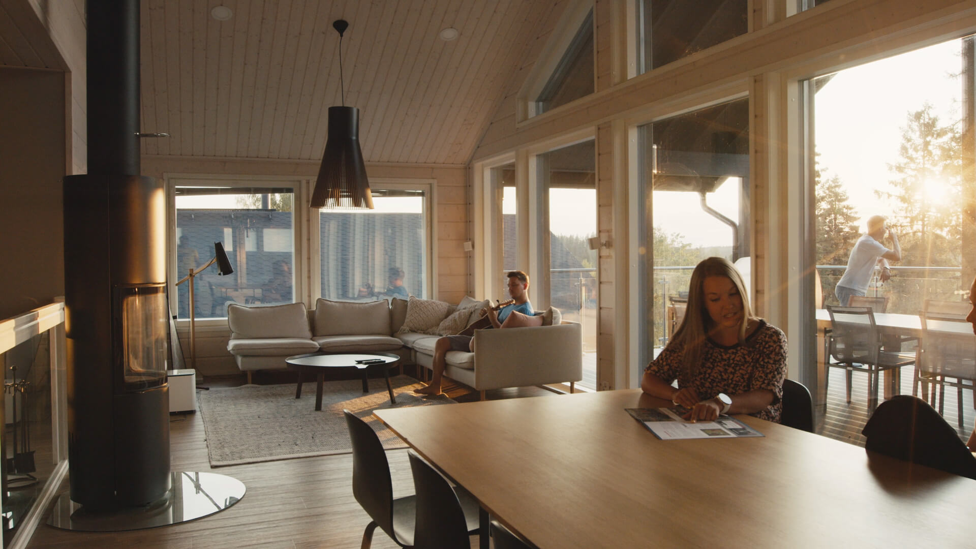 Kaveriporukka chillailemassa mökissä Himoksella.