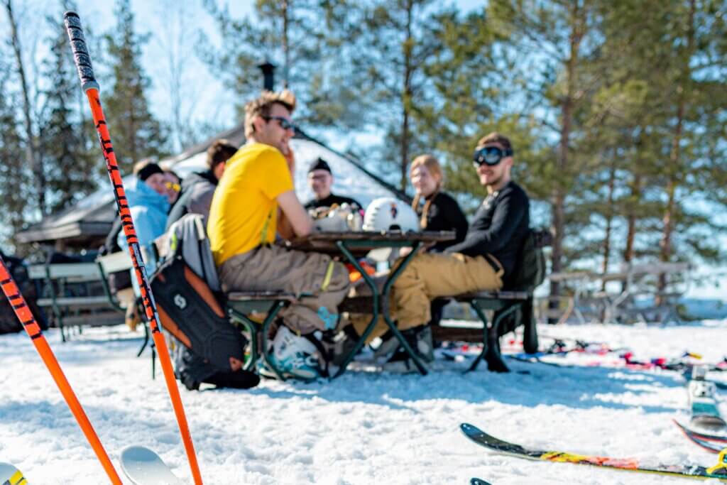 Keväistä afterski tunnelmaa Himoksen Pohjoisrinteillä.