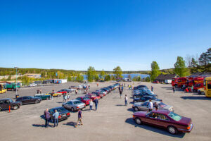 Asvaltoitu Himos Park täynnä Mercedes-Benz-autoja klubin suurtapahtumassa Himoksella.