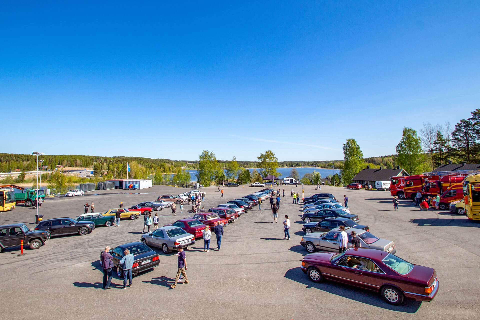 Asvaltoitu Himos Park täynnä Mercedes-Benz-autoja klubin suurtapahtumassa Himoksella.