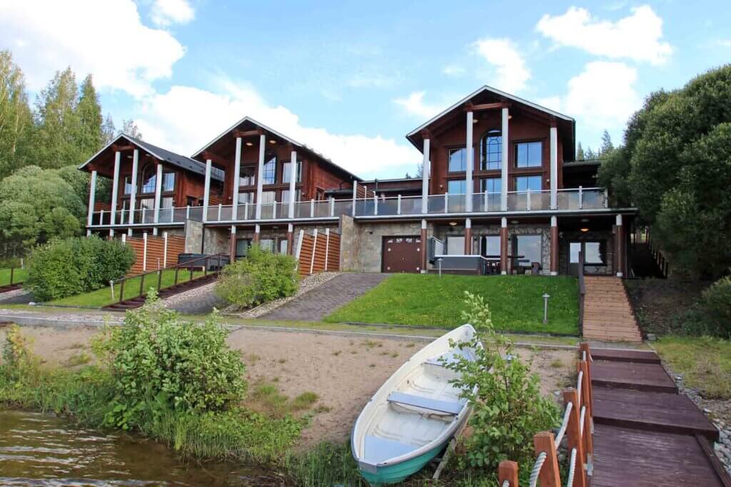 Himoksen Päijänteen Helmet rannasta päin kuvattuna.