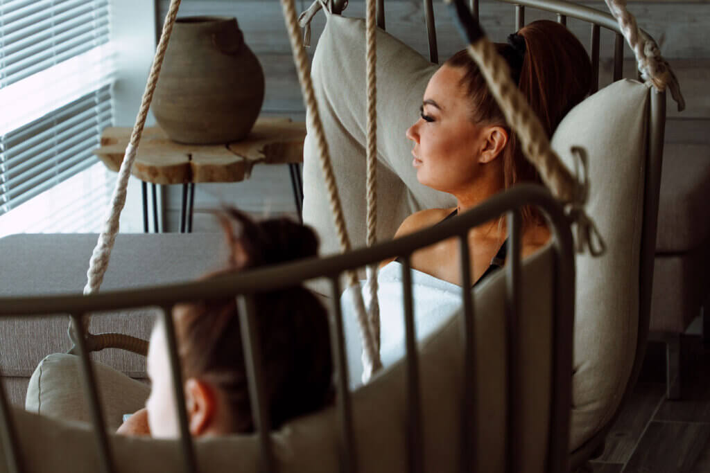 Naiset rentoutumassa Rantasaunan korituoleissa.