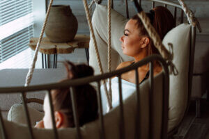 Naiset rentoutumassa Rantasaunan korituoleissa.