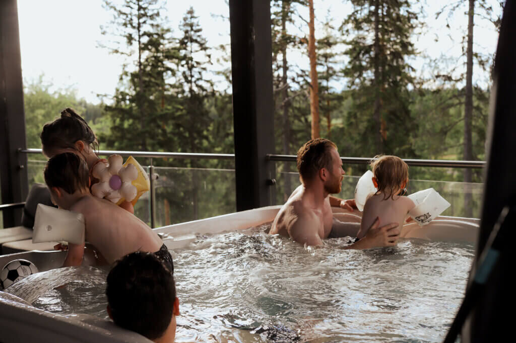 Kolme henkilöä ulkoporealtaassa Himoksella.