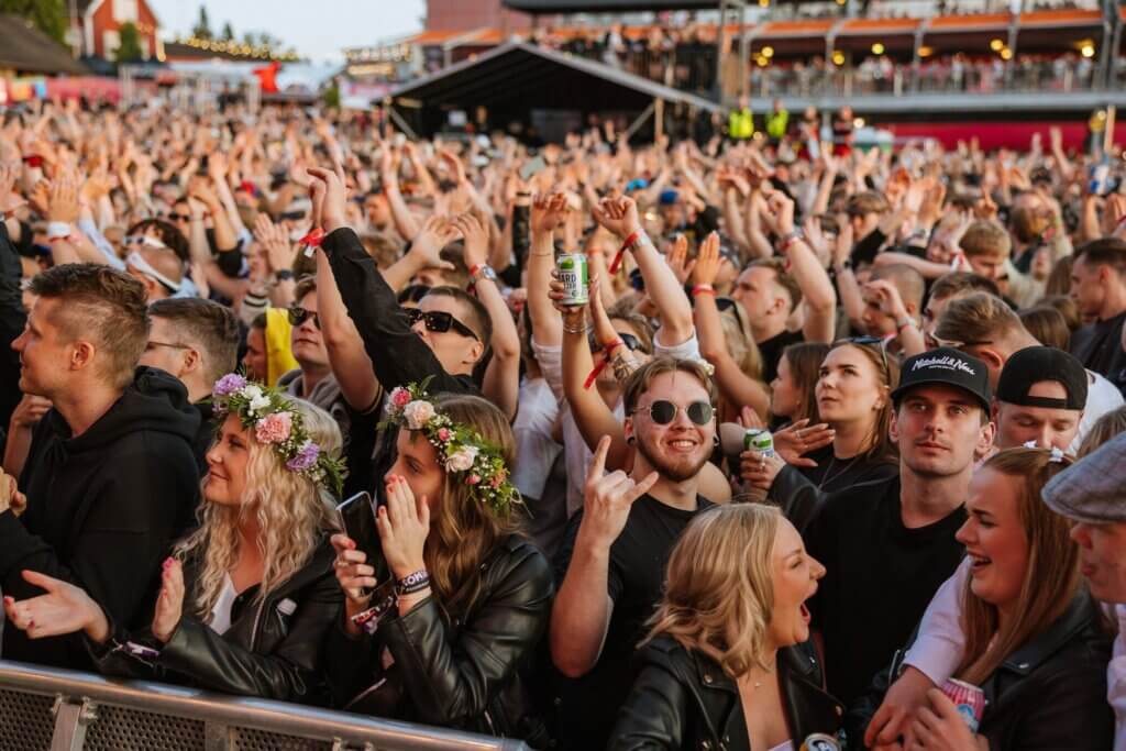Himos Juhannus festariyleisöä.