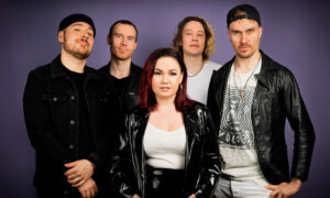 Viisi henkilöä Beatwave-yhtyeestä katsoo kameraan.