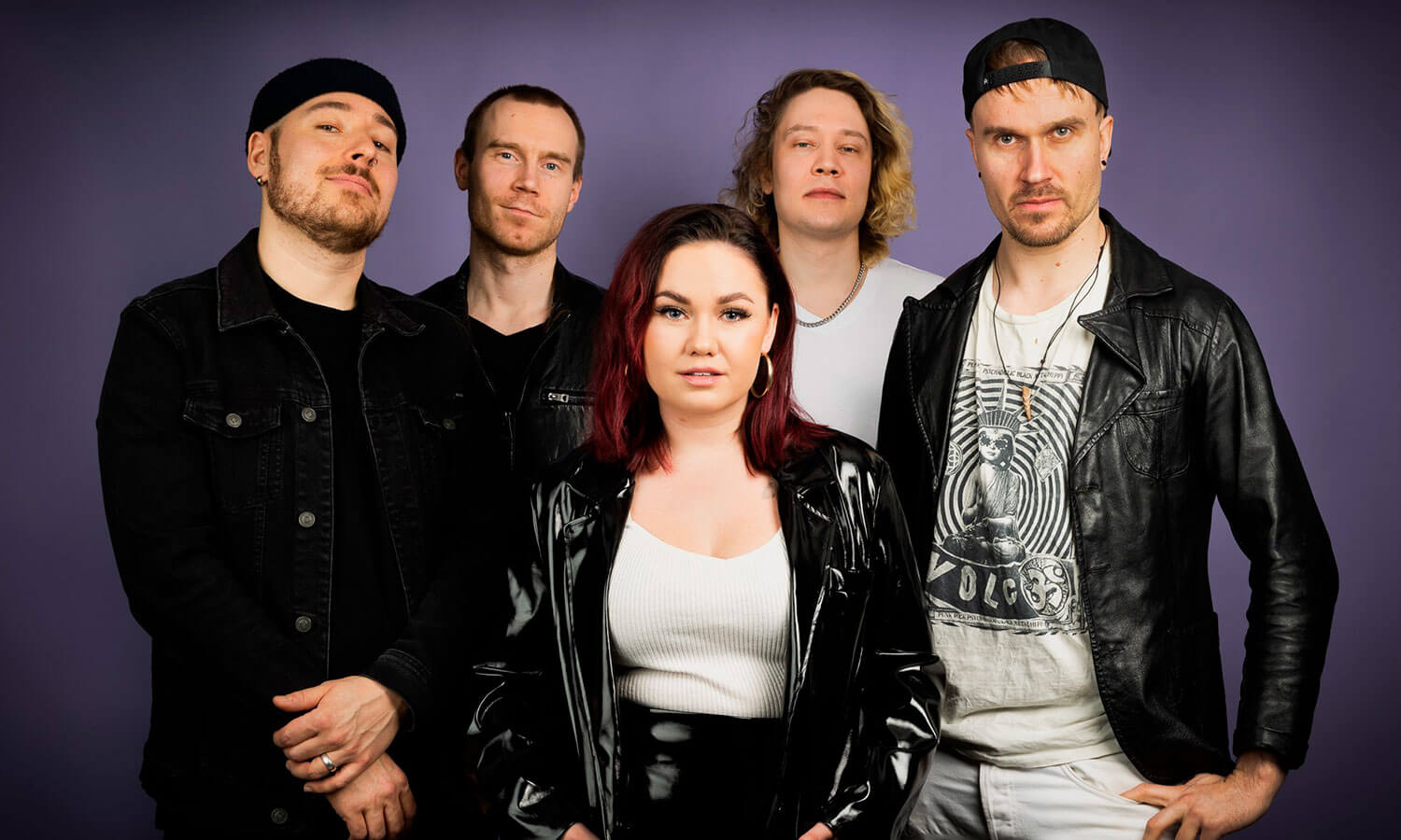 Viisi henkilöä Beatwave-yhtyeestä katsoo kameraan.