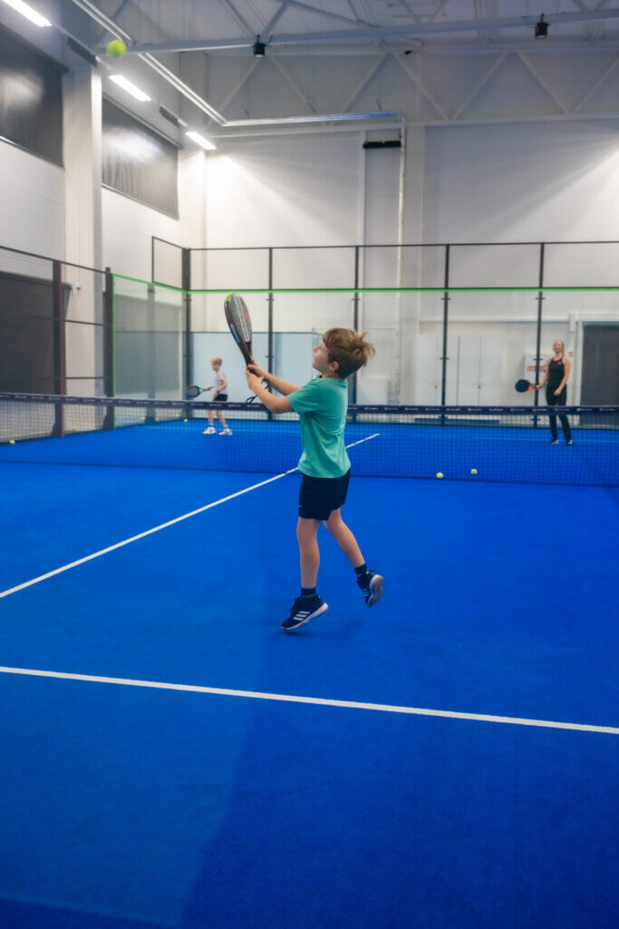 Nuori lapsi pelaa padelia Willi Länsi -huvikeskuksen padelhallissa Himoksella.