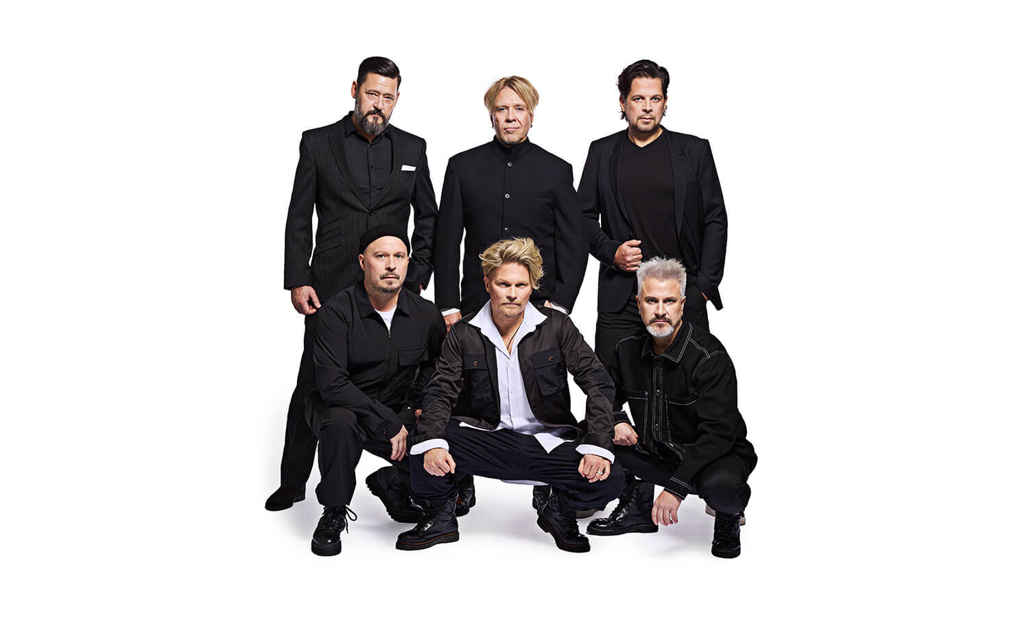 XL5-yhtyeen promokuva. Kuusi henkilöä tummissa vaatteissa katsoo kamerana, kolme kyykyssä eturivissä, kolme seisoo takana.