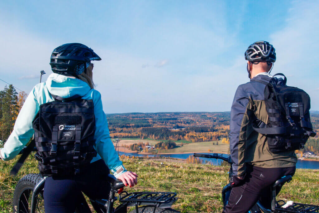 Pariskunta fatbikeajelulla Himoksella.