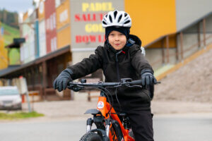 Nuori lähdössä ajamaan eFatbike-pyörällä Himoksen Willi Länsi -huvikeskuksen edustalla.