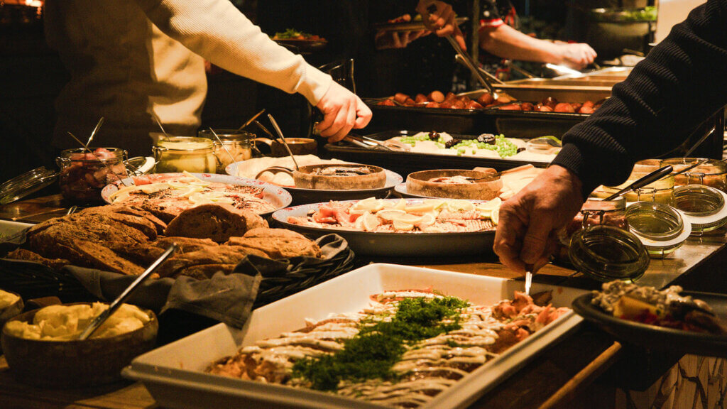 Notkuva buffet-pöytä Himoksella jouluna.
