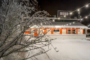Mono pub ulkopäin kuvattuna talvella.