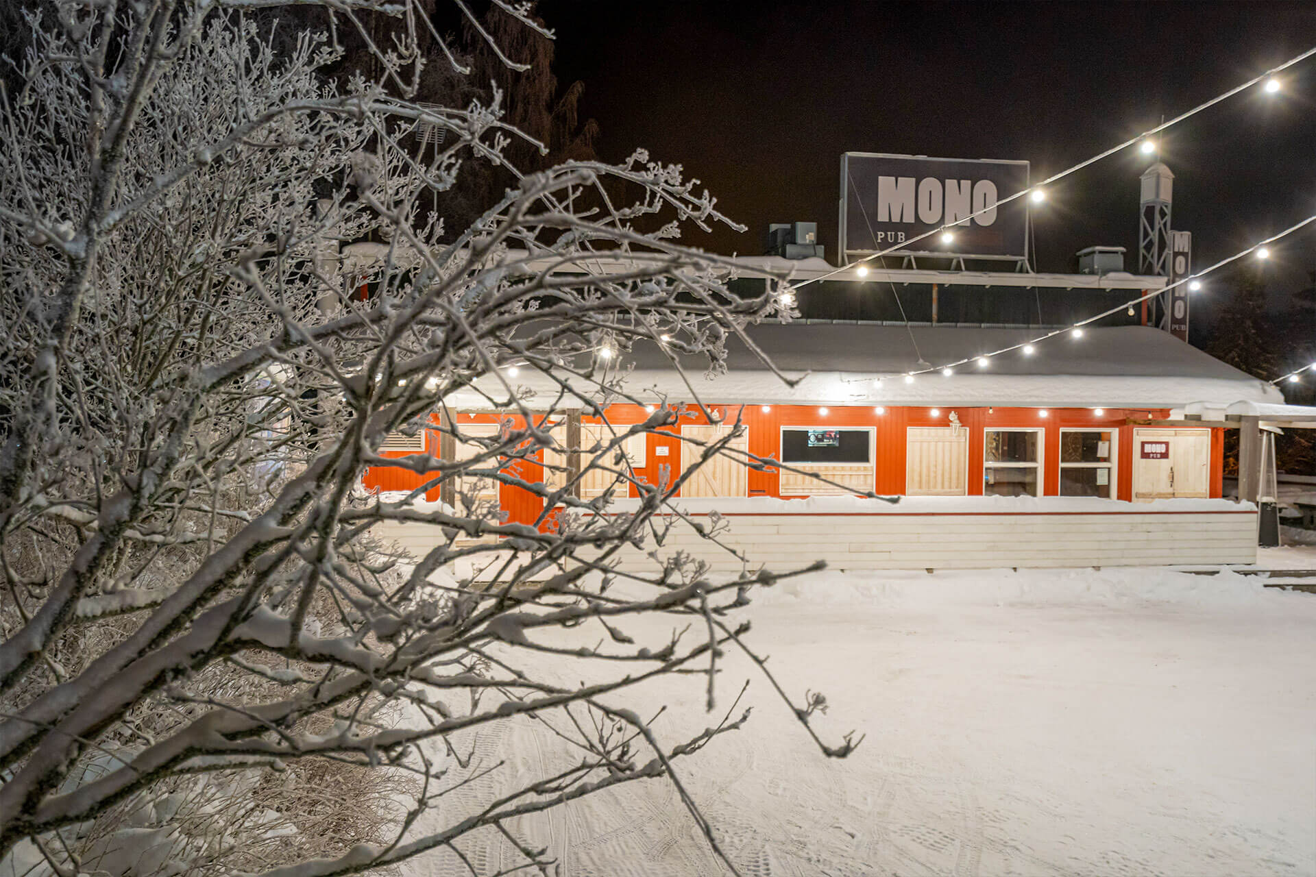 Mono pub ulkopäin kuvattuna talvella.
