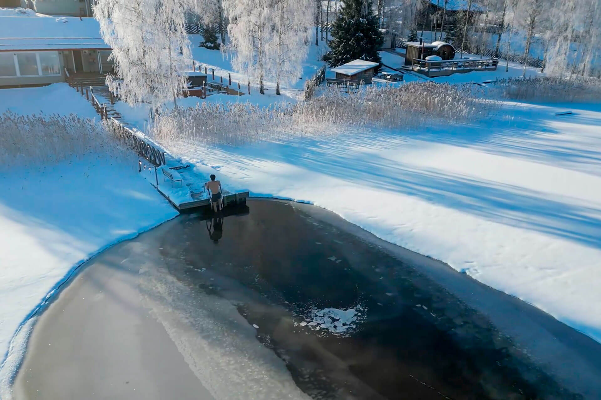 Saunapihaa ja avantoa ilmasta kuvattuna talvella.