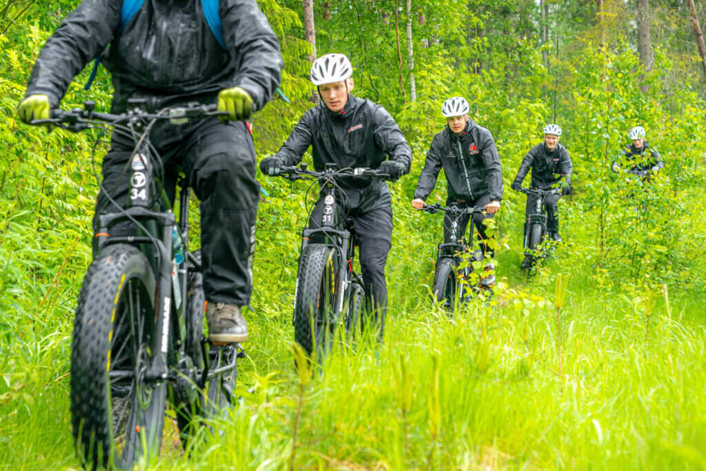 eFatbike-safari sateisessa kesäsäässä.