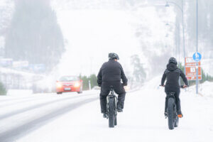 Kaksi eFatbike-pyöräilijää polkemassa kohti Himoksen laskettelurinteitä.