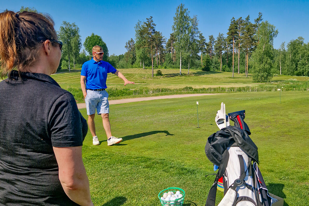 Golf-opettajana Jussi Räihä näyttää ja opastaa golfin alkeissa.