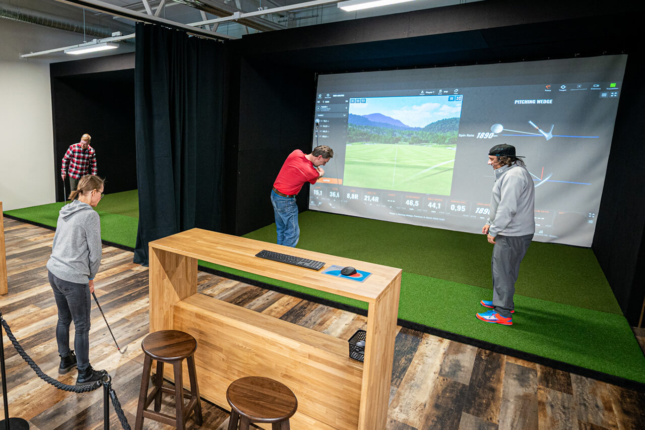 Golfopastusta Willi Länsi -huvikeskuksen golfsimulaattoreilla.