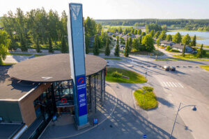 Ilmakuva Himos Centeristä kesällä, ja taustalla näkyy mökkejä sekä Patalahti-järvi.